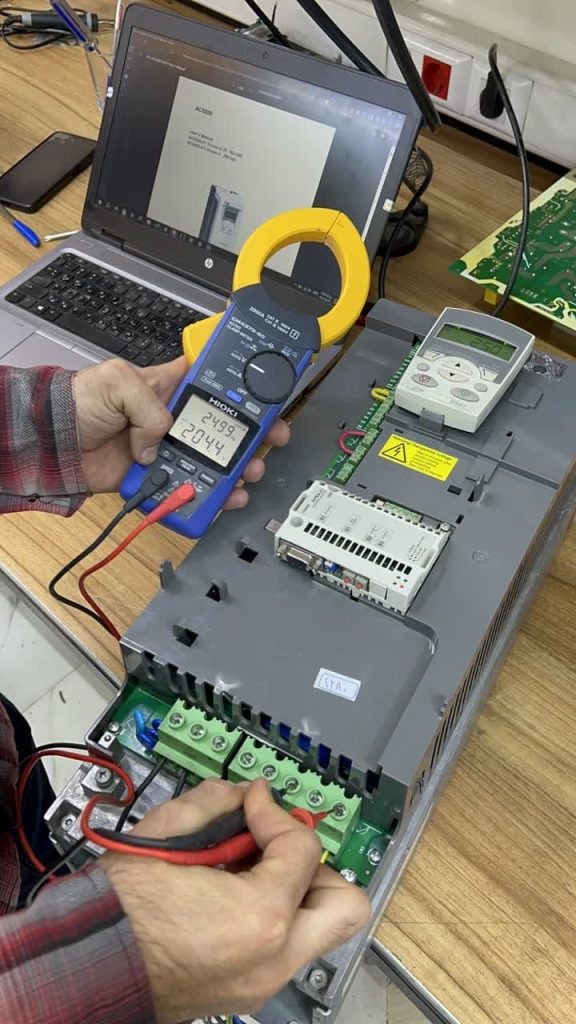 اینورتر 11 کیلووات برند ABB مدل ACS550-01-031A-4